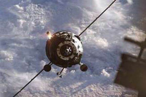 Экипаж МКС не сможет открыть люки «Прогресса» после стыковки из-за нераскрывшейся антенны - Фото 1