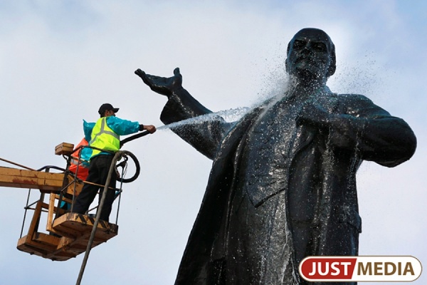 В Екатеринбурге начали мыть памятники - Фото 1