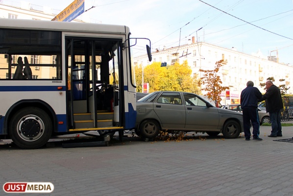 В Екатеринбурге по Репина из-за двух ДТП образовалась пробка - Фото 1