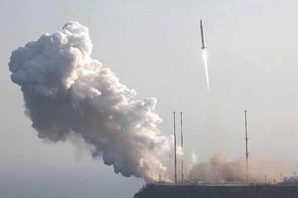 Северная Корея вновь произвела пуск баллистической ракеты - Фото 1