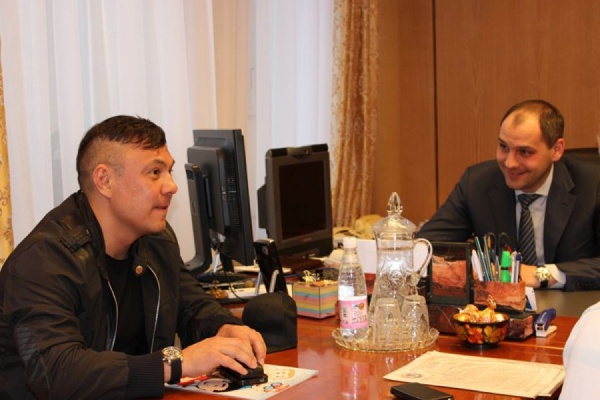 Денис Паслер и Костя Цзю обсудили вопрос создания в Свердловской области школ бокса для детей и юношества - Фото 1