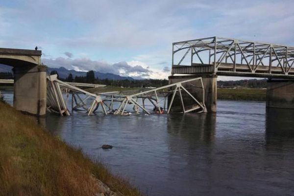 Автомобильный мост обрушился на северо-востоке США - Фото 1