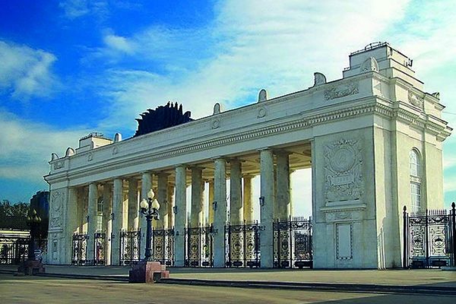 Парк культуры москва. Парк культуры имени Горького. Центральный парк культуры и отдыха им. м. Горького, Москва. Парк Горького (ЦПКИО имени Горького). Главный вход в ЦПКИО имени Горького в Москве.