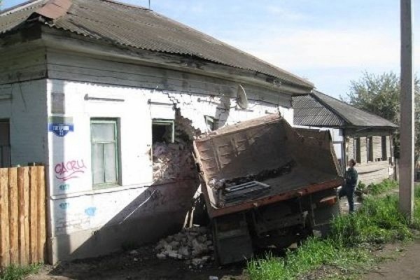 В Пермском крае самосвал въехал в жилой дом, один человек погиб - Фото 1