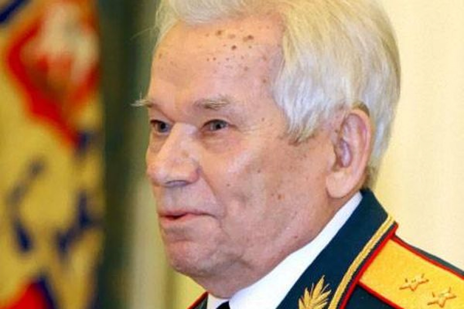 Знаменитые конструкторы. Калашников Михаил 1972. Михаил Калашников скончался. Дочь Михаила Калашникова. Михаил Калашников с дочерьми.