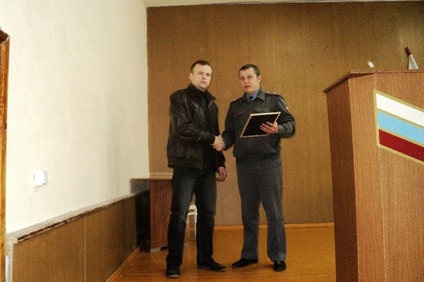 Сотрудники алапаевской полиции наградили местного жителя, предотвратившего тяжкое преступление - Фото 1