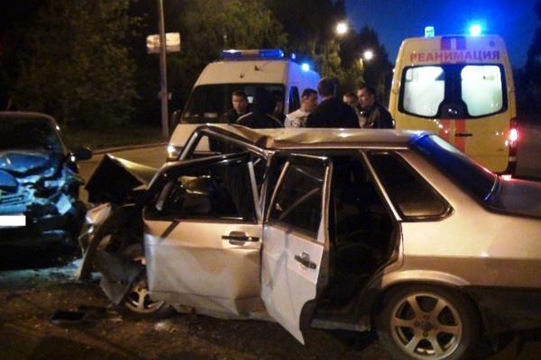 В Екатеринбурге в столкновении двух легковушек пострадало четыре человека - Фото 1