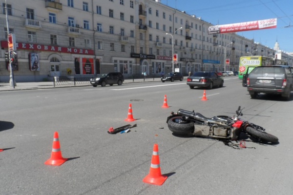 В Екатеринбурге в ДТП серьезно пострадал мотоциклист - Фото 1