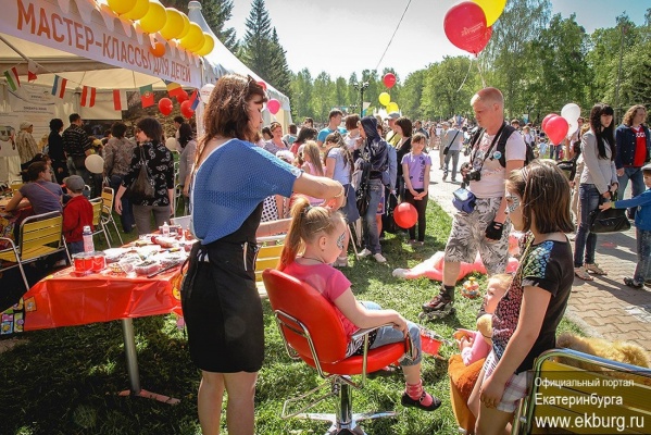 Выходные в Екатеринбурге: дипломаты на велосипедах и европейская кухня под открытым небом - Фото 1