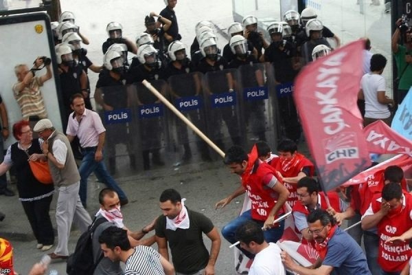 В ходе массовых акций протестов в Турции погиб полицейский - Фото 1