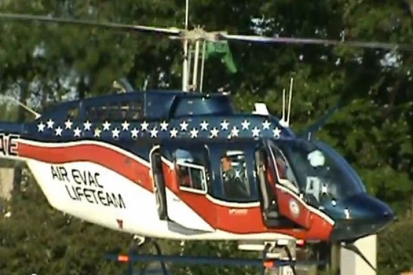 В американском штате Кентукки вертолет скорой помощи упал на парковку у школы - Фото 1