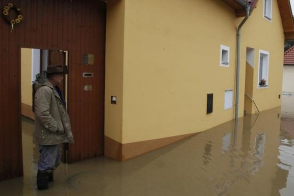 В Германии из-за наводнения власти эвакуировали десятки тысяч человек - Фото 1