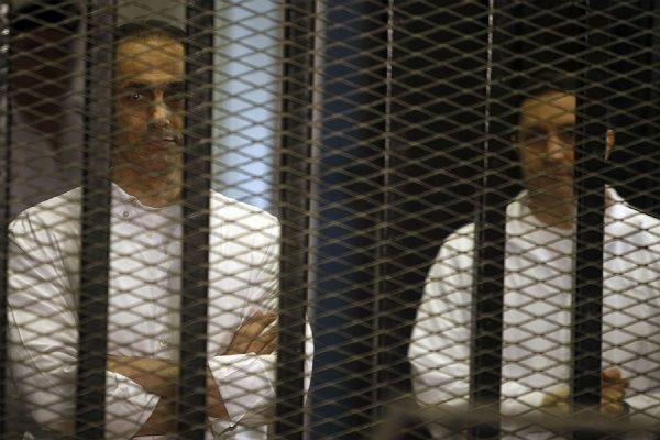 Суд Египта оправдал сыновей Мубарака по делу о гибели демонстрантов - Фото 1