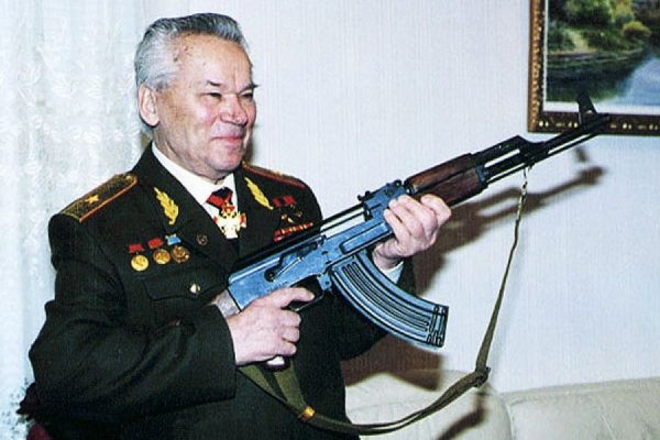 Конструктор Михаил Калашников находится в стабильно тяжелом состоянии - Фото 1
