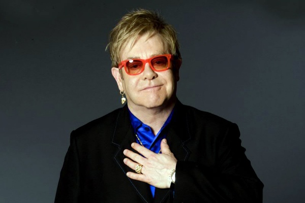 Элтон Джон запросил 19 градусов тепла в гримерке и много сладостей - Фото 1