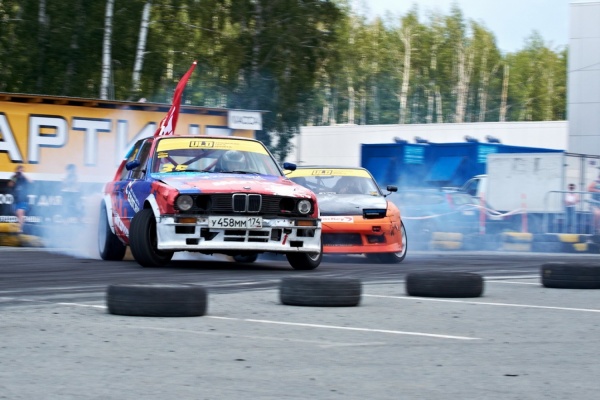 Екатеринбургские гонщики приняли участие во II этапе Открытого чемпионата УрФО по дрифту-2013 - Фото 1