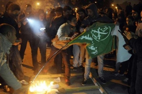 В Каире демонстранты захватили штаб-квартиру «Братьев-мусульман» - Фото 1