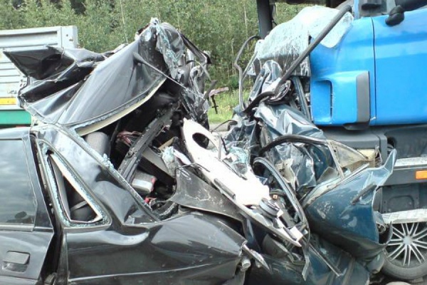 На трассе Пермь—Екатеринбург в ДТП попали пять автомобилей. Есть погибшие и раненые - Фото 1