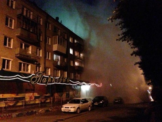 В Екатеринбурге из-под земли забил фонтан горячей воды  - Фото 1