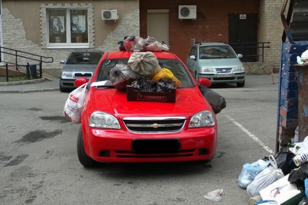 В Екатеринбурге правильно парковаться теперь учат с помощью мусора - Фото 1