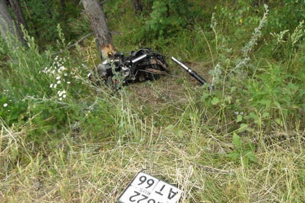В Екатеринбурге в столкновении с тягачом погиб мотоциклист - Фото 1