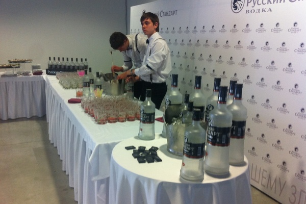 Накануне  ИННОПРОМа губернатора и журналистов поили водкой  - Фото 1