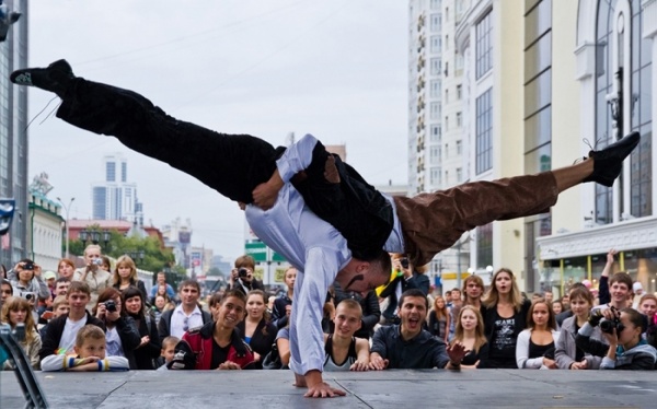 В центре Екатеринбурга пройдет опен-эйр с уличными музыкантами, арт-объектами и живыми скульптурами - Фото 1