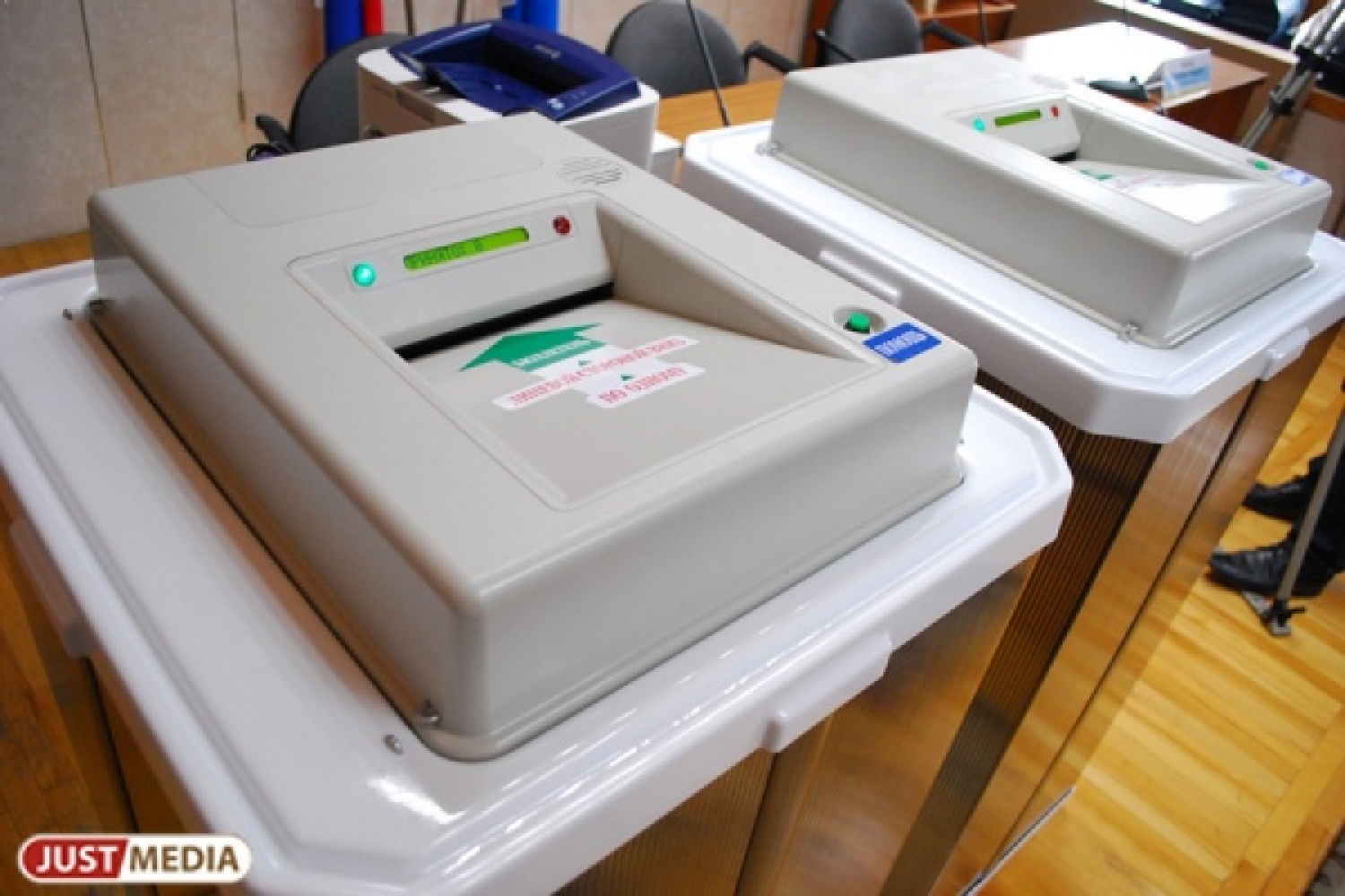 Проголосовать по временной регистрации в 2024 году. Электронная урна для голосования. Компьютер операторы КОИБ.