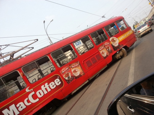 На улице Куйбышева с рельсов сошел вагон трамвая - Фото 1