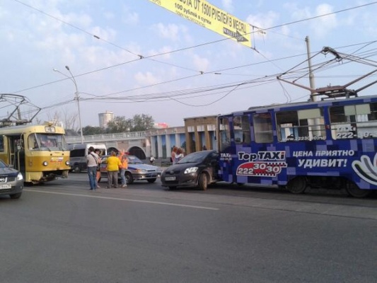 На улице Куйбышева трамвай столкнулся с автомобилем - Фото 1