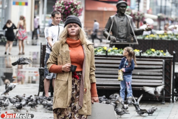 Уличная битва – кто больше заработает бомж, дама с собачкой или бродячие музыканты. Журналисты JustMedia.Ru вышли на паперть - Фото 1