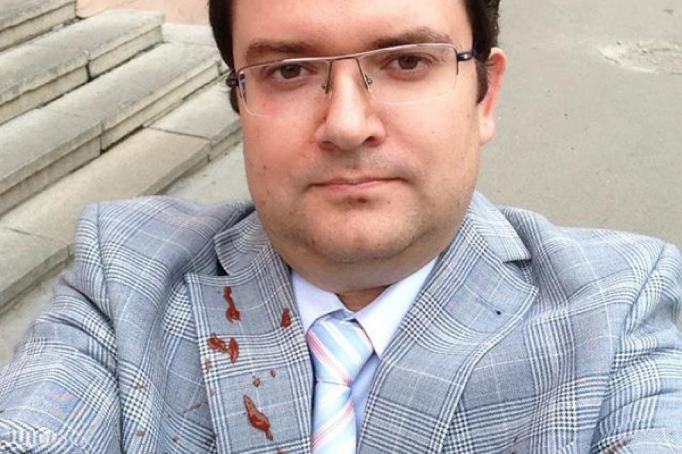 Красный пиар. Кандидата в депутаты гордумы Александра Предеина обстреляли кетчупом - Фото 1