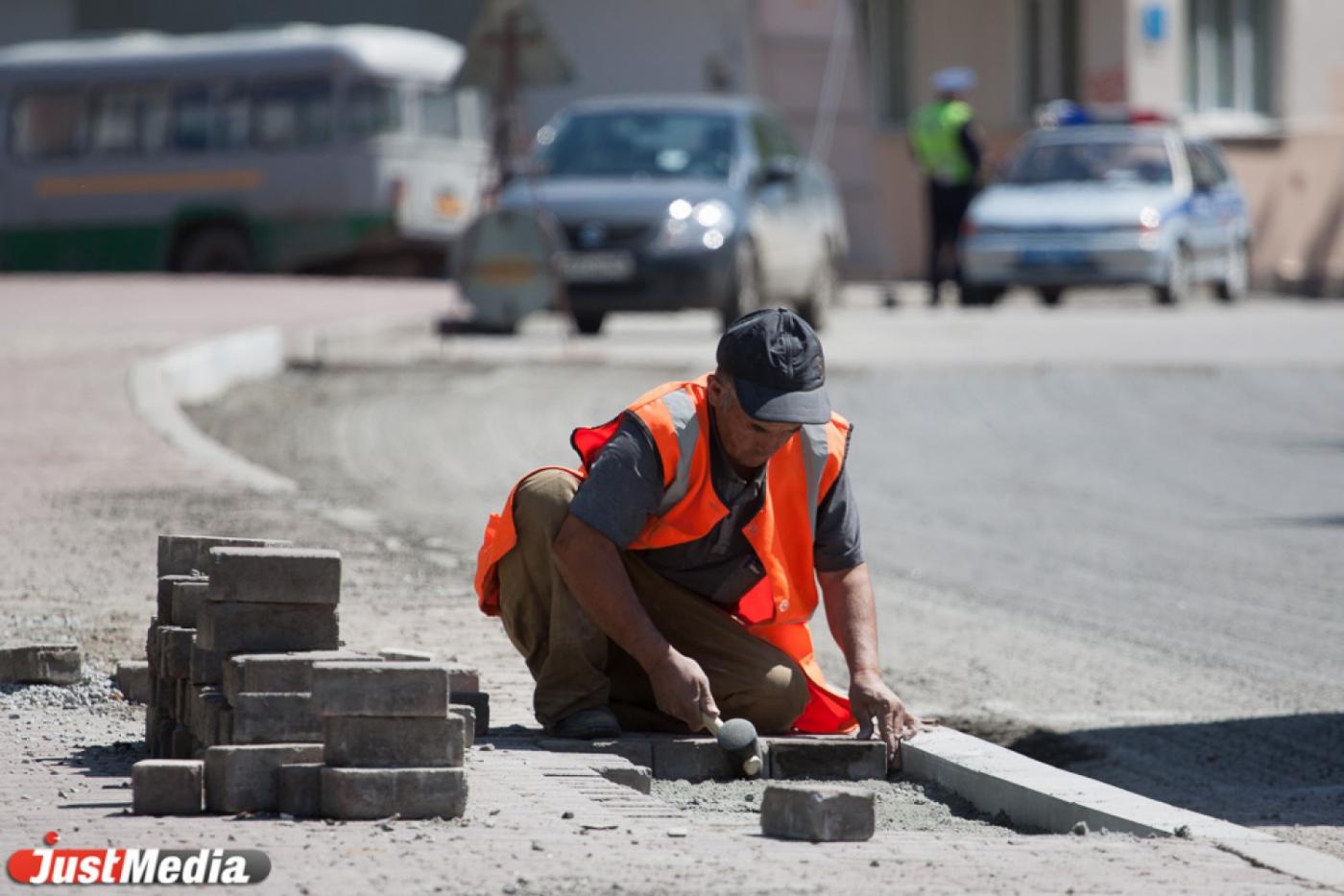Свердловчане не работают, мигранты не учатся: жители региона не спешат занимать вакансии для иностранцев - Фото 1