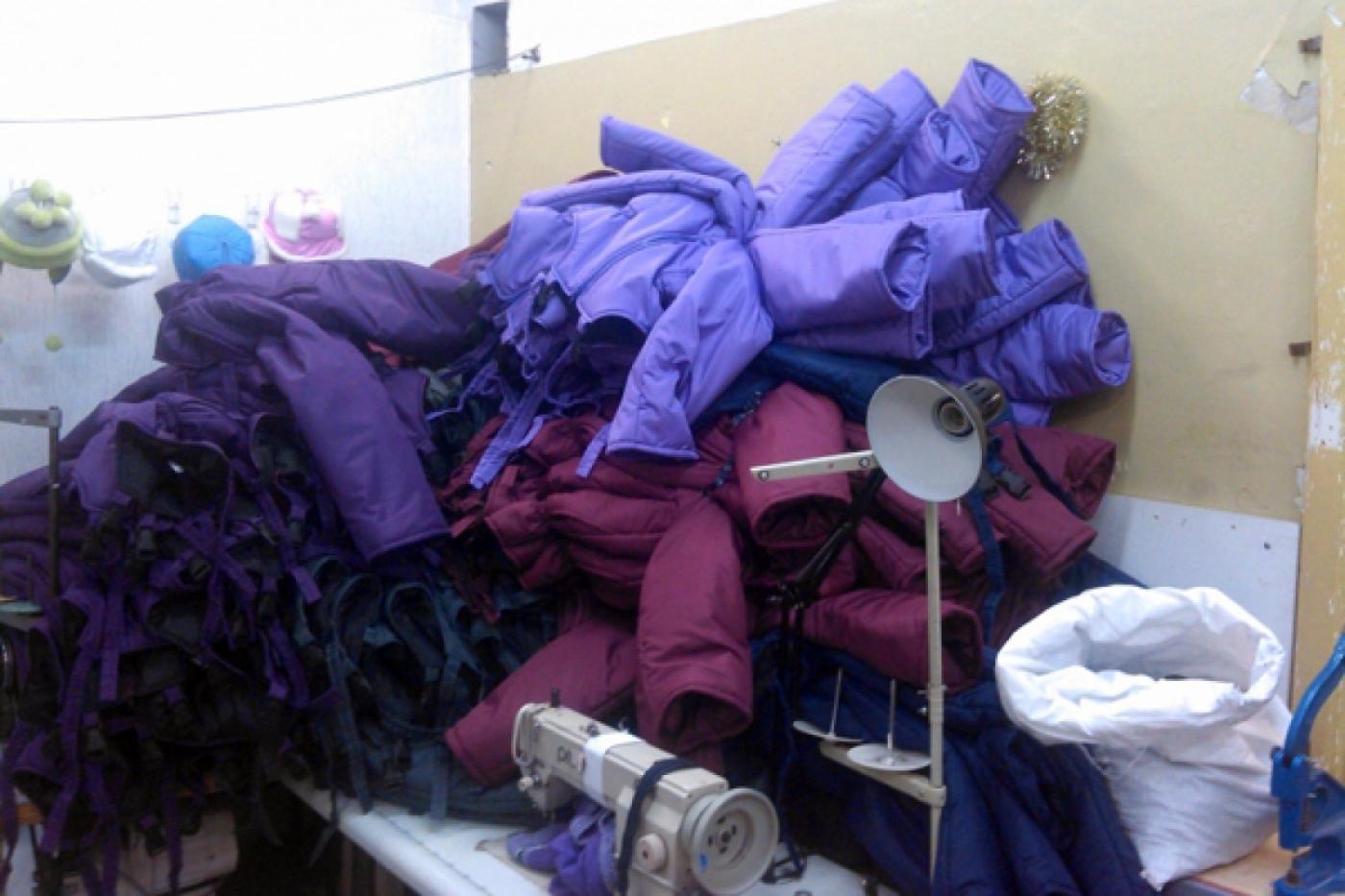 В Центре культуры «Орджоникидзевский» шили контрафактную одежду - Фото 1