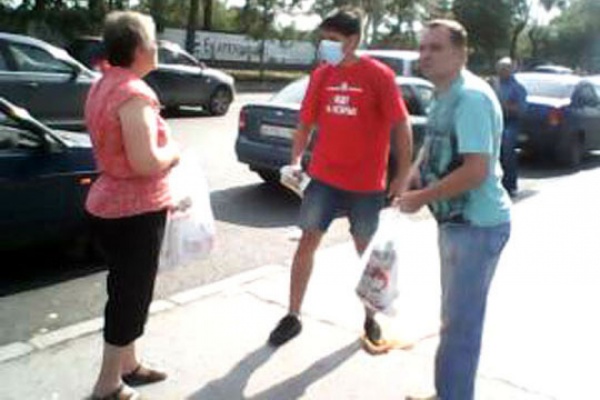 Неадекватный поклонник Ройзмана напал на агитатора Буркова. ВИДЕО