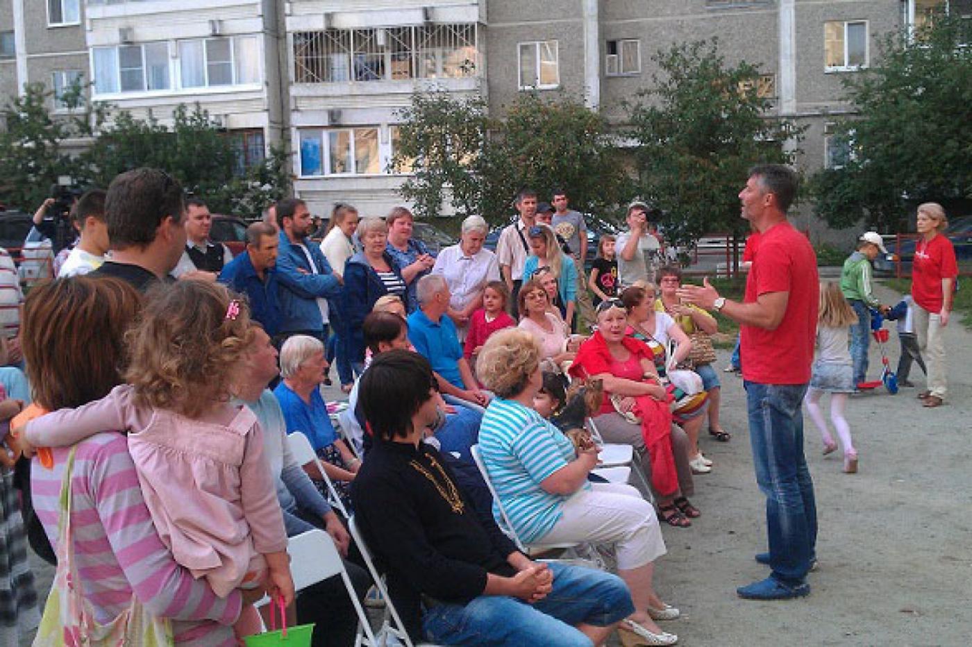 Уникальное явление накануне выборов: на встречи с Ройзманом подвозят липовых избирателей - Фото 1