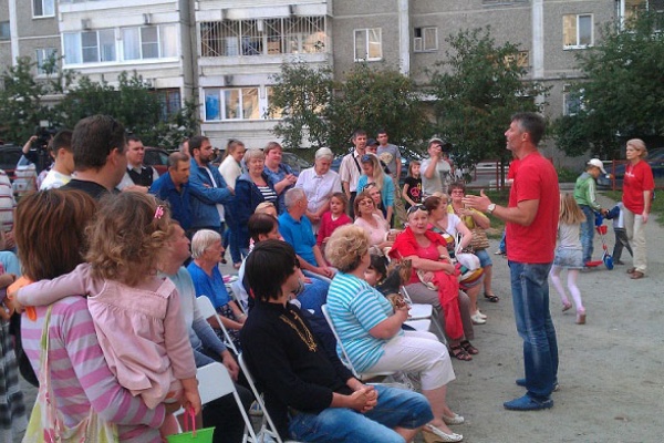 Уникальное явление накануне выборов: на встречи с Ройзманом подвозят липовых избирателей