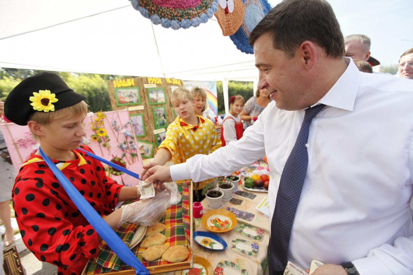 РЕТРОПРОМ. Куйвашев проникся духом истории, прогулявшись по Ирбитской ярмарке - Фото 1