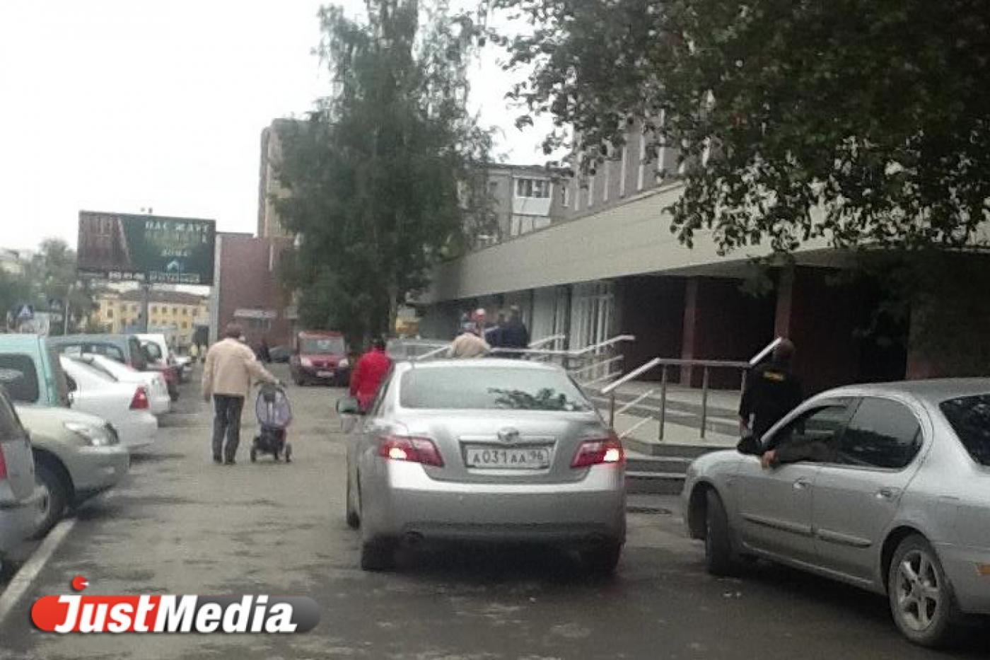 Минсоцполитики страдает без персональной парковки. Чиновничьи «Тойоты Камри» вынуждены парковаться на тротуаре - Фото 1