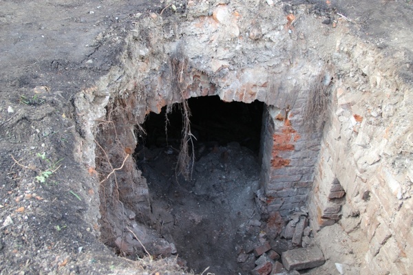 На берегу Исети случайно обнаружили старинные погреба купеческих домов - Фото 1