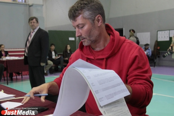 Облизбирком до сих пор не может досчитать голоса. Но позиции Ройзмана становятся крепче