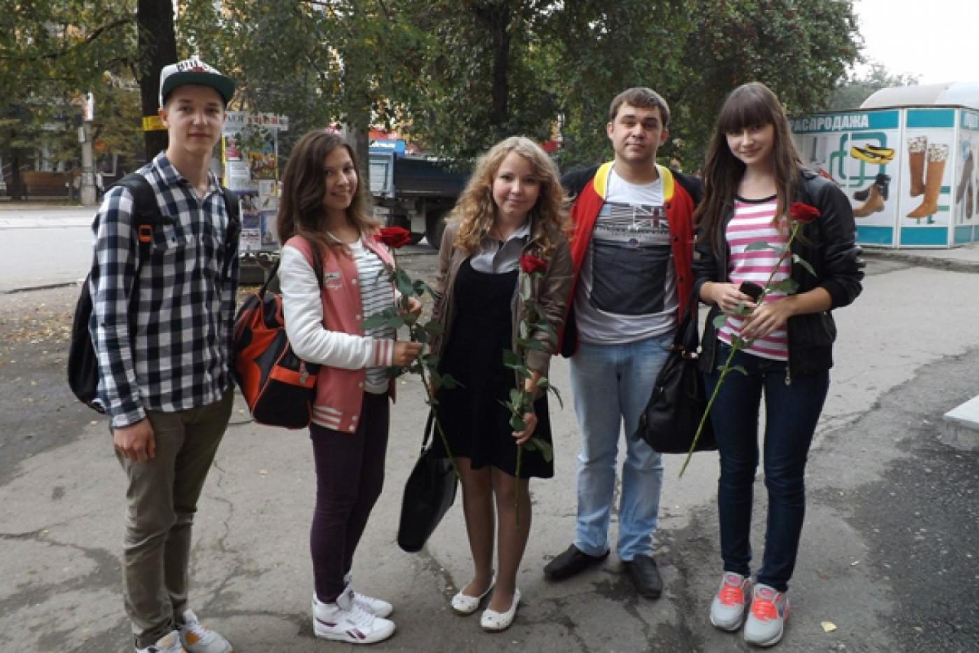 Розы в обмен на улыбку. В Нижнем Тагиле двое молодых людей устраивают необычные акции - Фото 1