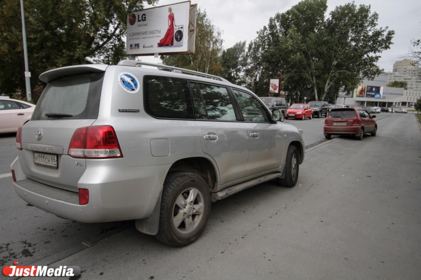 Ройзман продолжает грубо нарушать ПДД. Новый глава Екатеринбурга припарковал свой «Лэнд Крузер» на тротуаре - Фото 1