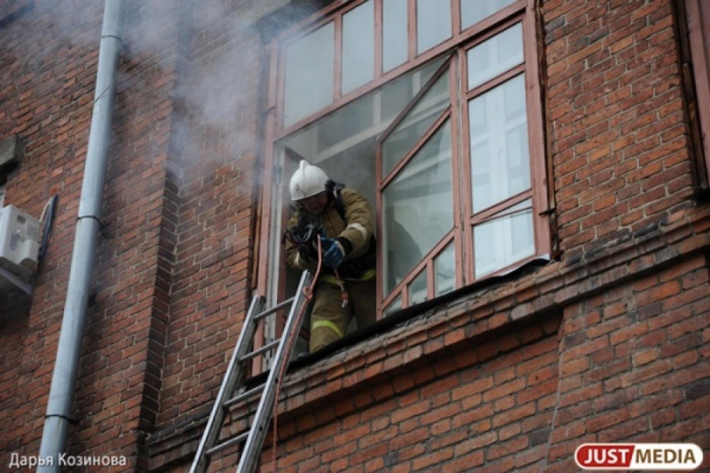 Из-за пожара в Качканарском профессиональном училище пришлось эвакуировать 140 человек - Фото 1