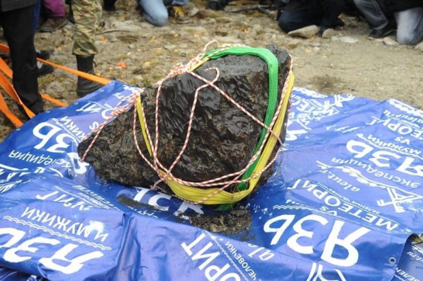 Челябинский метеорит подняли со дна озера Чебаркуль - Фото 1