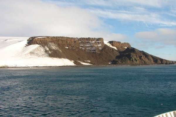 С одного из островов Земли Франца-Иосифа вывезли около 8 тысяч тонн металлолома - Фото 1