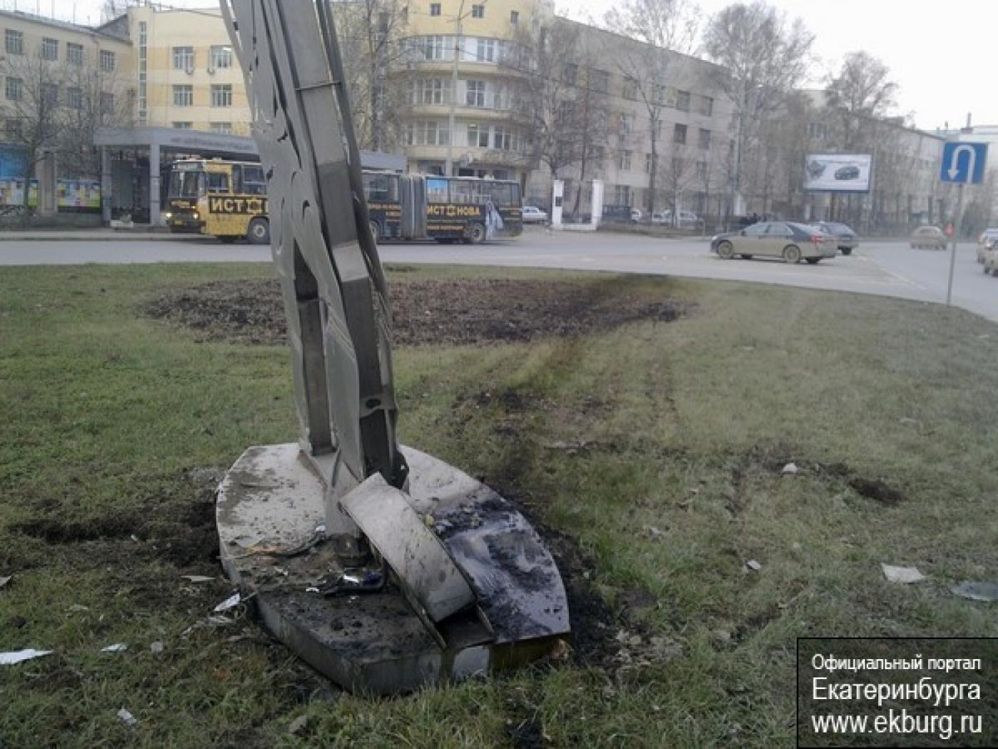 В Екатеринбурге сбили футболиста… металлического - Фото 1