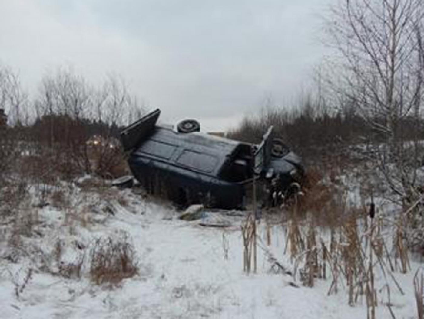 На Серовском тракте перевернулась грузовая «Газель». Пострадали пять человек, в том числе маленькие дети - Фото 1