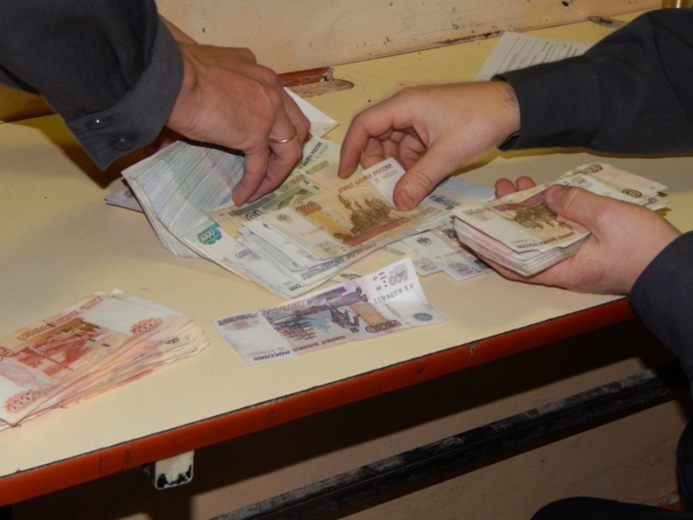 В Ревде вооруженные злоумышленники ограбили разносчицу пенсий, но не сумели скрыться от полиции - Фото 1