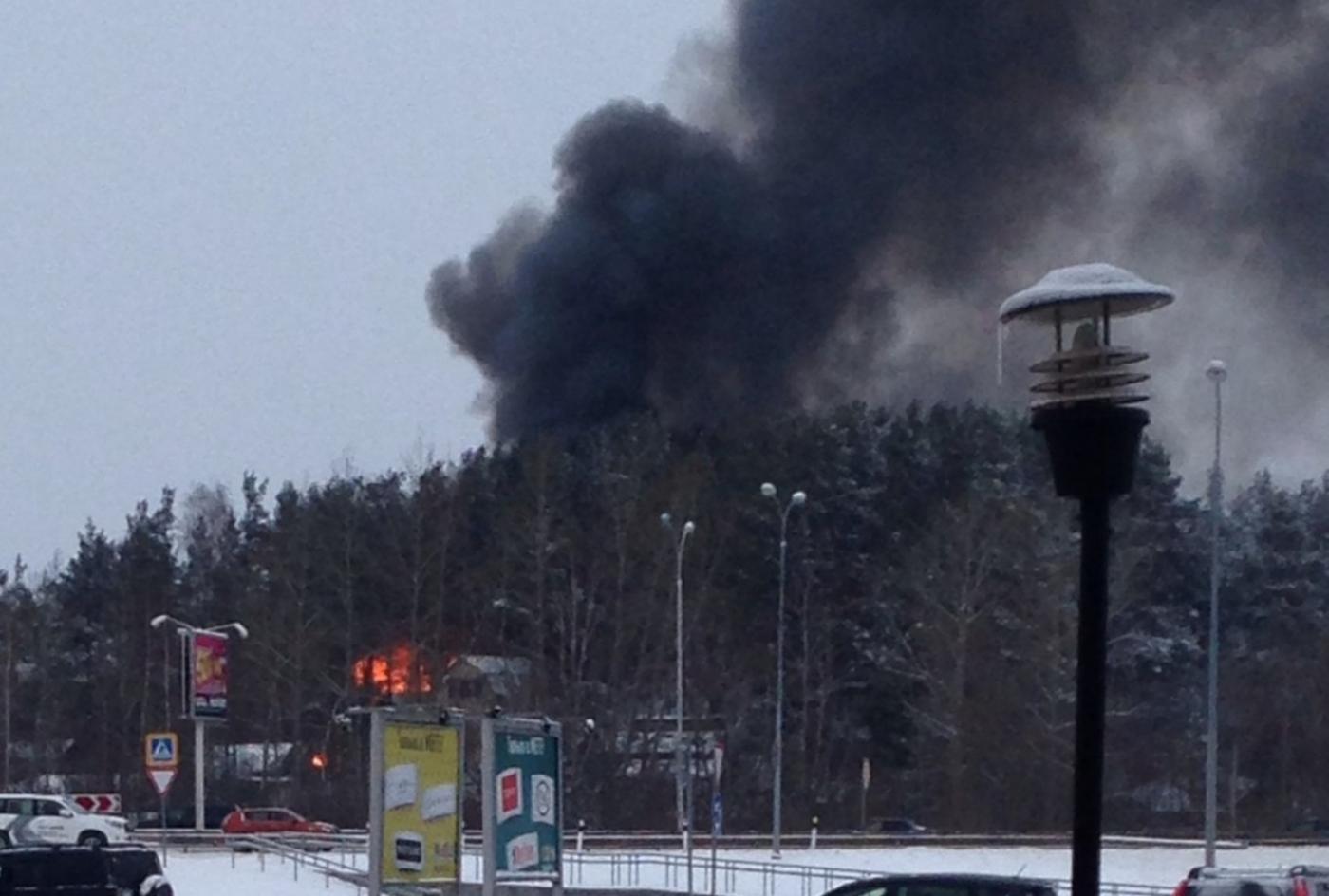 Рядом с ТЦ «Мега» горит частный дом  - Фото 1